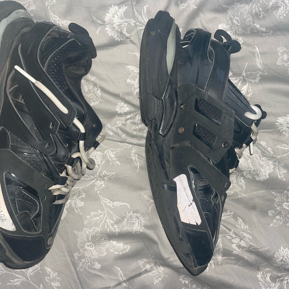 balenciaga shoes- comes withh free new laces